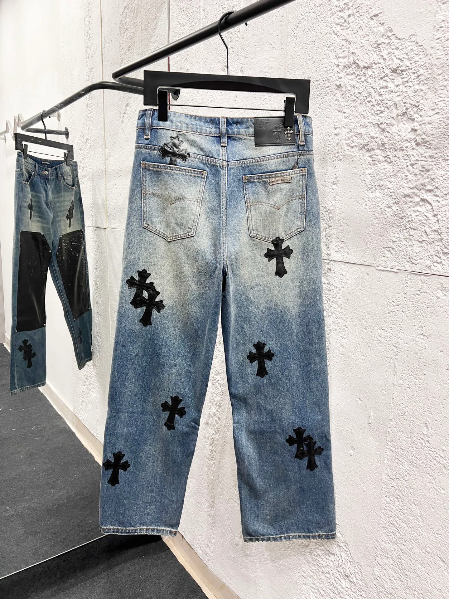 🅿️290 Style number: H927 Chrome hearts & Chrome hearts 25ss black leather cross patch leather jeans Chrome hearts’ logging pants are here! ! ! CH Croix Heart Double Knee Cross Patch Leather Bo1 Style Logging Pants Straight-leg Work Pants B136 Croix Heart Cross Sanskrit Overalls Price 24W Level, patchwork cross pattern embellishment, high-waisted washed jeans! ! Absolutely high-end luxury products, 1.9W level god-level single products, super popular products, made by top heavy industry, not to be missed. About Zangyin, this is an extremely luxurious fashion brand, which can also be called the nobles of the high street. It has always been an exclusive brand of some hipsters or rich second generation. Compared with ordinary high streets, it is more luxurious and noble. Compared with luxury brands, it has a more fashionable personality and has always been a brand that I have a special liking for. Imported yarn is custom-woven into a high-density twill canvas. While ensuring a stiff silhouette, the fabric feels very delicate. It follows the B01 classic silhouette. The upper body is stiff and stylish. The ready-made garments are stone-ground and fermented and can be matched with any style. Buttons and zinc-brushed washables are genuine YKK retro metal products. Double-layered canvas on the front. Perfect details. All hardware is perfect. Size: 30-32-34-36 Color: blue pants and black leather